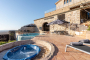 Piscina y jacuzzi para relajarse