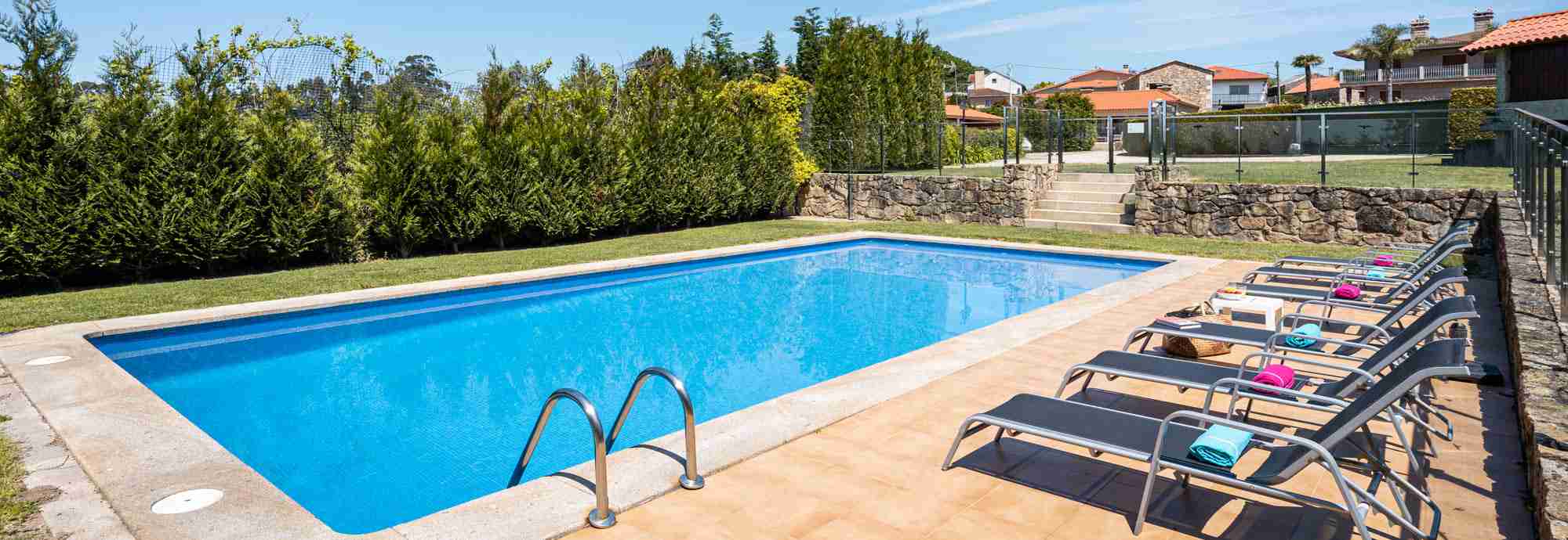 Casa rural bien equipada y organizada con piscina vallada en aldea gallega