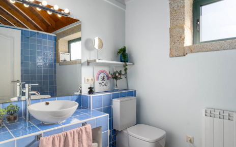 Bathroom (walk-in shower)