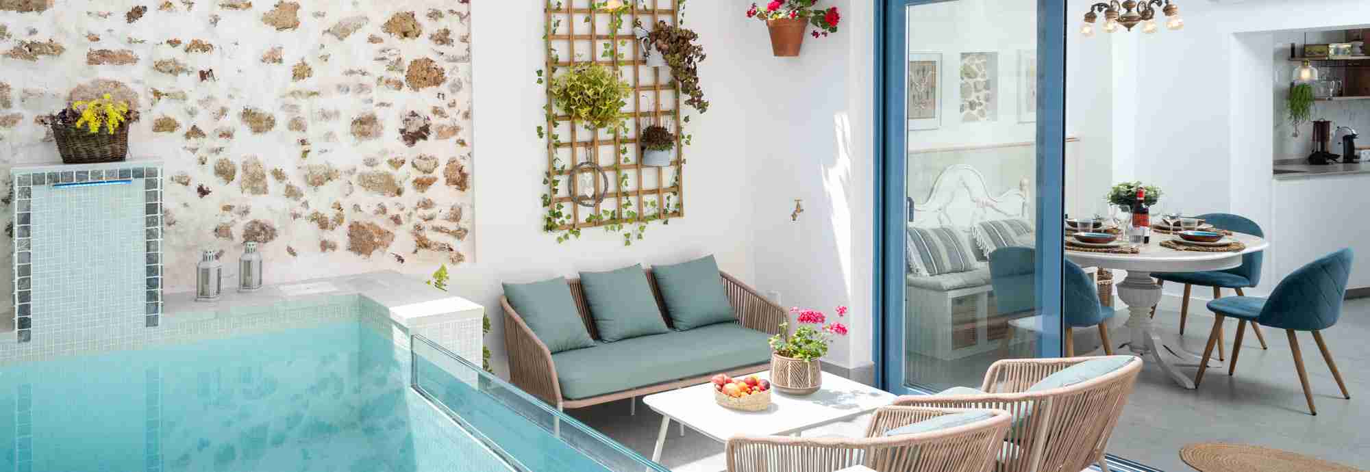 Coqueta casa bien cuidada con piscina calefactada en bonito pueblo blanco