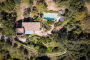 Casa, piscina y terrenos vistos desde un drone