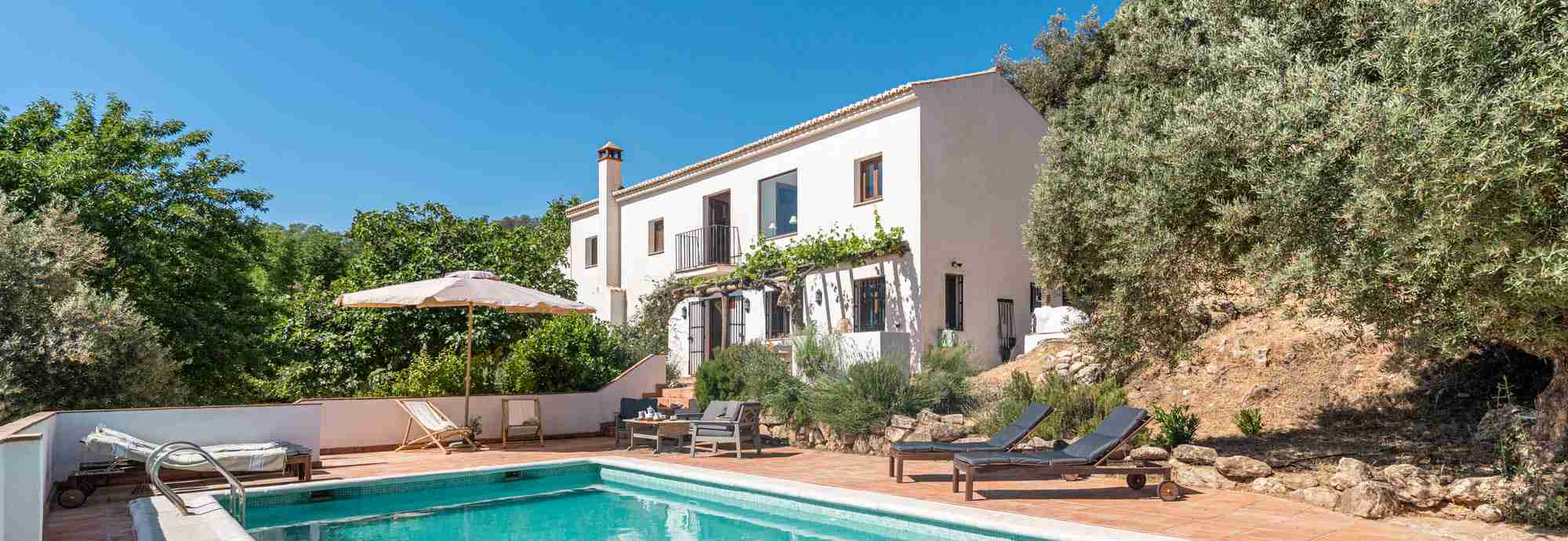 Cortijo tradicional en pleno campo transformado en casa rural de calidad