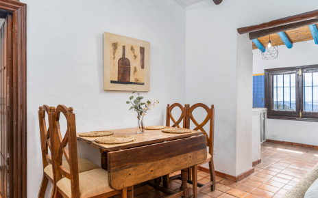 Dining table seats 4 people