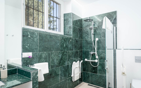 Bathroom adapted to people with reduced mobility
