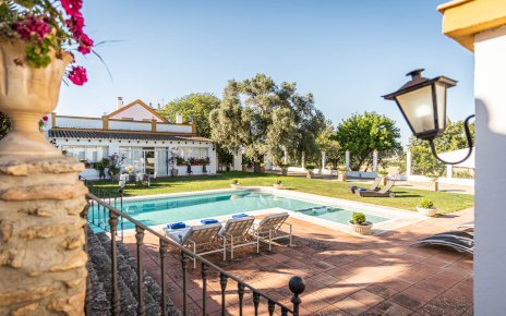 Find your favourite intimate corner in the pretty gardens