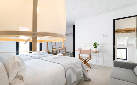 Desde suite 7 con puerta abierta vemos sala de yoga