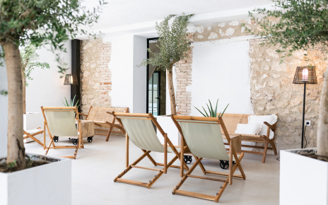 Desde la zona de relax hay acceso a WC, a suite 8 y a escaleras que conducen a nivel medio