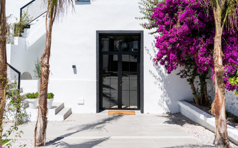 Puerta principal y escaleras a dormitorios 1 a 6