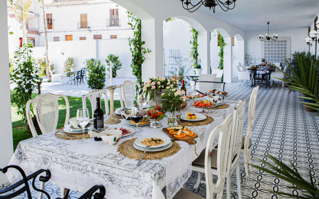 Impresionante porche amueblado para comer todos juntos