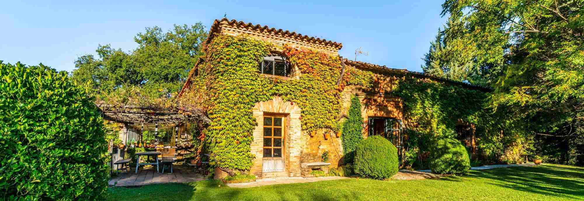 Casa histórica, rústica, aislada y con piscina en entorno bucólico