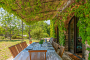 Pérgola junto a casa y jardines