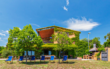 All at hand: garden, pool, terraces, barbecue...