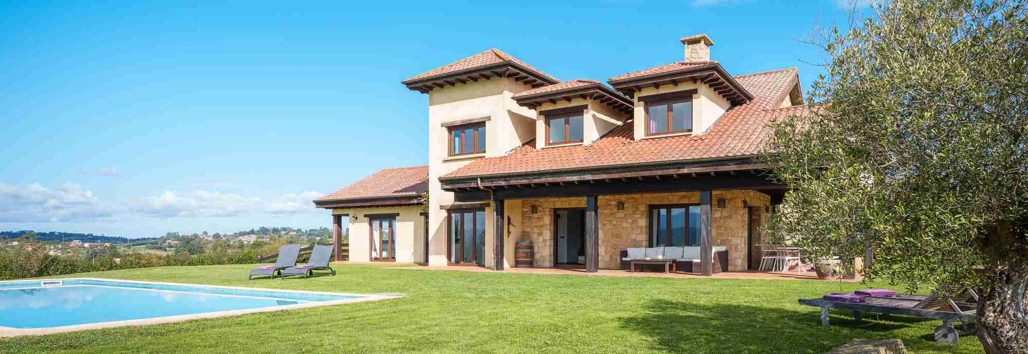 Gran piscina y enormes jardines todo para ti en un bonito enclave