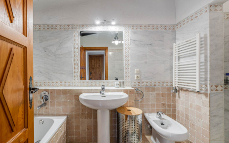 Baño en suite con bañera y ducha también