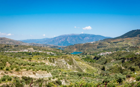 Tu enclave: Valle de Lecrín (con el pueblo en la distancia)