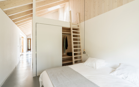 El altillo tiene escalera empinada, no ideal para niños más pequeños