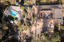 Piscina y villa vista desde un drone