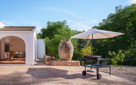 Furnished porch and barbecue