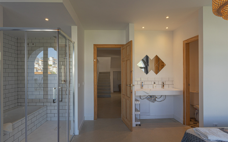 Bañera y plato de ducha en habitación principal