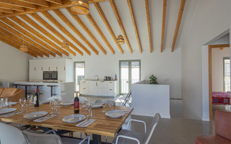 Al fondo escaleras de acceso a nivel medio