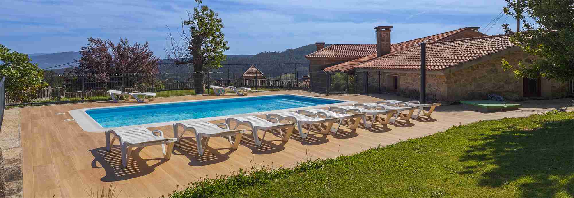 Tradicional casa gallega de siglo XIX en plena naturaleza junto a Portugal