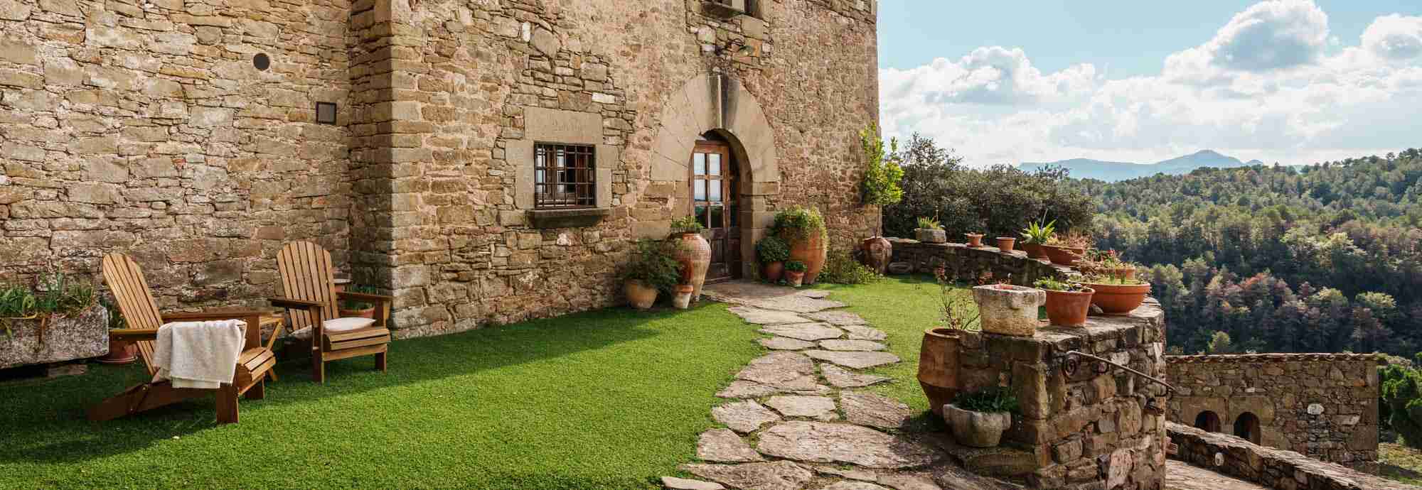 Picture-book historic farmhouse in stunning secenery one hour from Barcelona