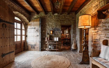 Entrada cálida, con ambiente de otro siglo