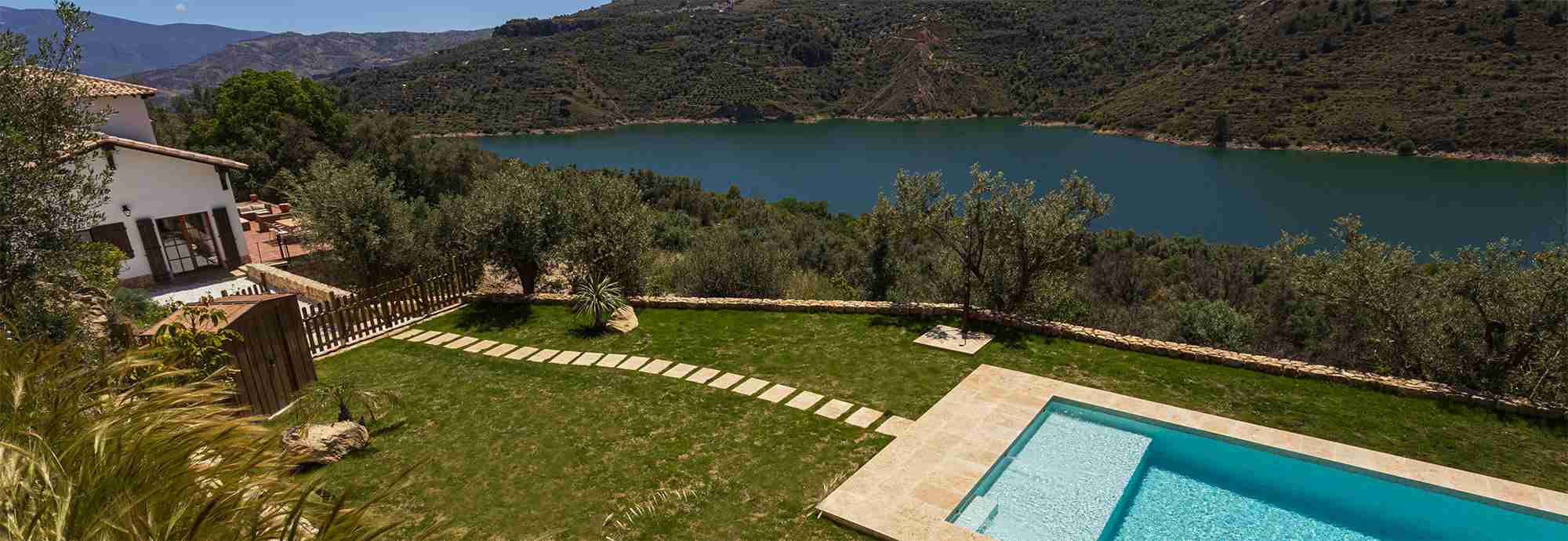 Villa in priviledge location by lake with exceptional pool area