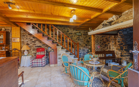 Desde el salón se accede a la planta superior