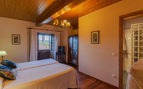 Dormitorio 3 con dos camas y baño en suite