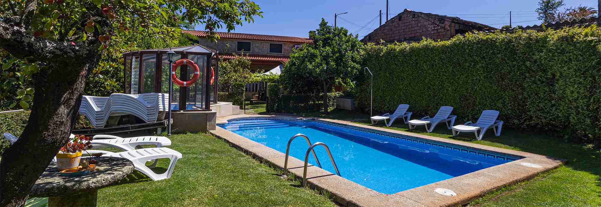 Villa con piscina interior y exterior, jardines excepcionales, junto a pueblo