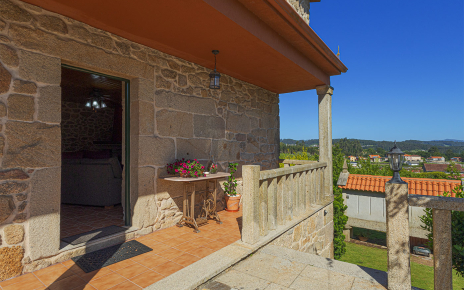 Puerta de acceso al salón y acceso a los jardines