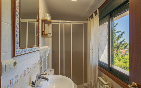 Baño con ducha en dormitorio 4