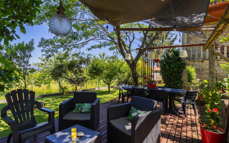 Pérgola con sombra en el jardín