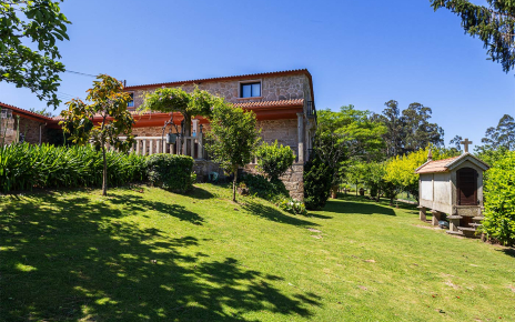 La casa está rodeada de amplios jardines