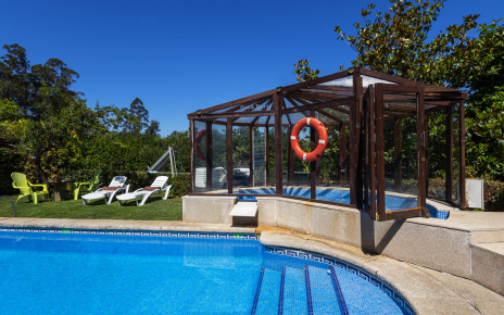 Piscina y jacuzzi (uso de jacuzzi con coste adicional)