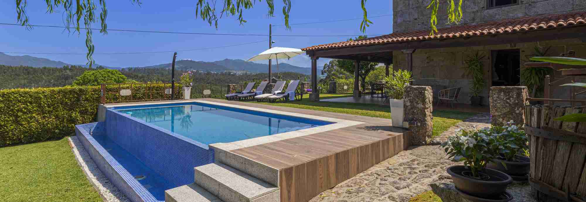 Casa boutique con bonitos jardines y piscina rebosante cerca de playas