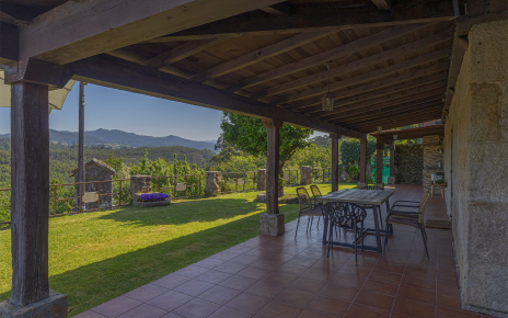 Porche amueblado con zona de barbacoa