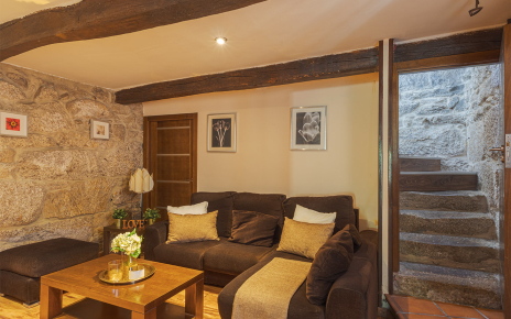 Escalera de acceso a planta primera