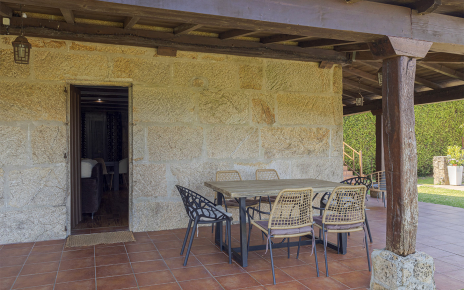 Acceso del salón a mesa para comer al aire libre