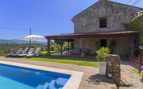 Una vez en la casa el entorno es bonito y privado 