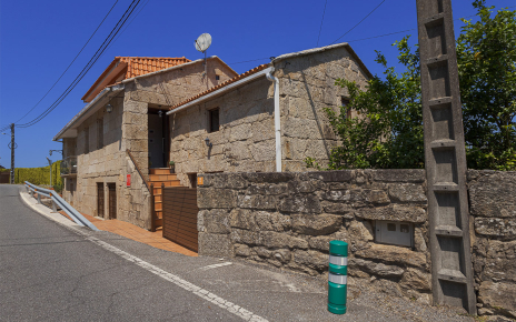 Tu casa junto a la carretera que lleva a otro pueblo