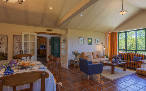 Salón/comedor y cocina detrás