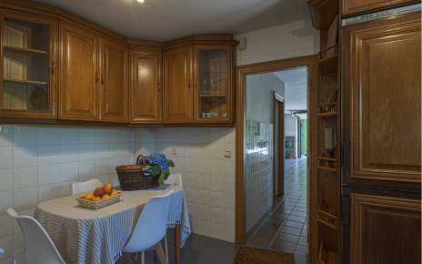 La cocina se comunica con garaje/sala de juegos