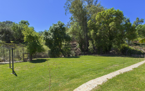 Dos porterías en amplia zona de césped