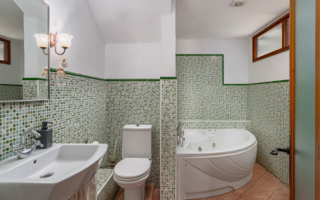 Bedroom 5 en suite (first floor)