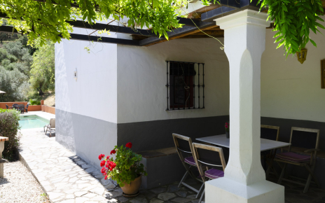 Oudoor dining area with pool a few metres away
