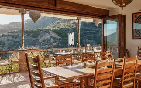 Paneles de cristal unen terraza y comedor/cocina