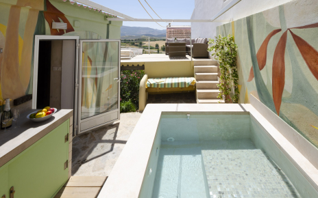 Zona exterior con piscina mini y toldo