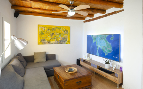 Smart TV grande con sofá cómodo